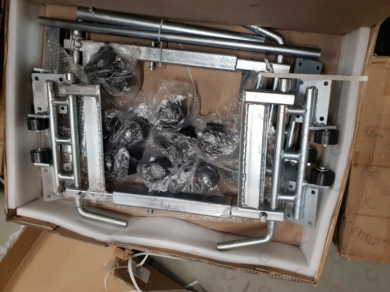 Pozicionavimo vežimėlis | 2x800 kg | 14"-23"/ 300 mm padangoms | 1600 kg / 2 vnt. (PJ800) 4 Pozicionavimo vežimėlis | 2x800 kg | 14"-23"/ 300 mm padangoms | 1600 kg / 2 vnt. (PJ800) 4